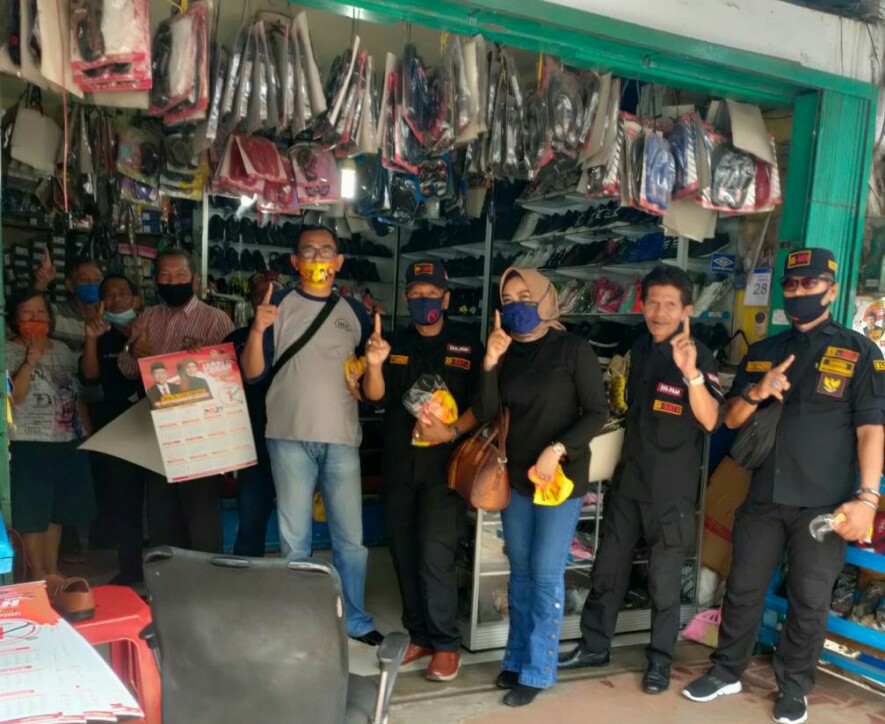 Bagi-Bagi Masker dan Kalender Gratis, Warga Pasar Kota Jambi Doakan Cek Endra - Ratu Menang