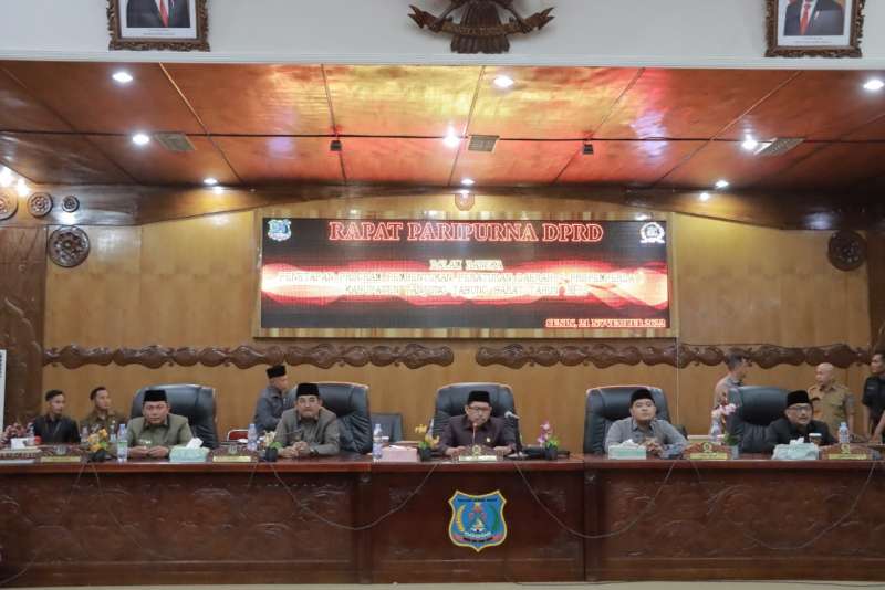 Bupati Hadiri Rapat Paripurna DPRD dalam Rangka Penetapan PROPEMPERDA Tanjab Barat Tahun 2023