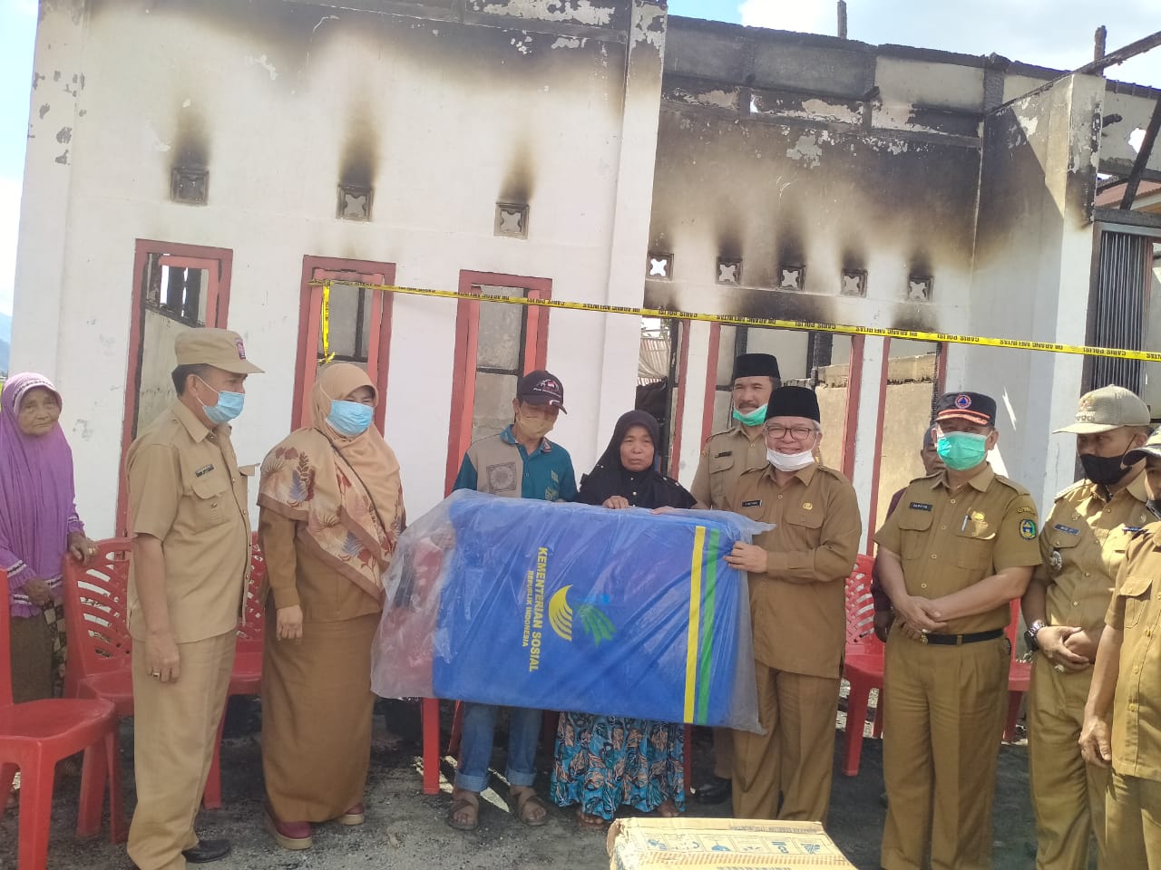 PEMKAB KERINCI SALURKAN BANTUAN UNTUK KORBAN KEBAKARAN DI DESA SEMERAH