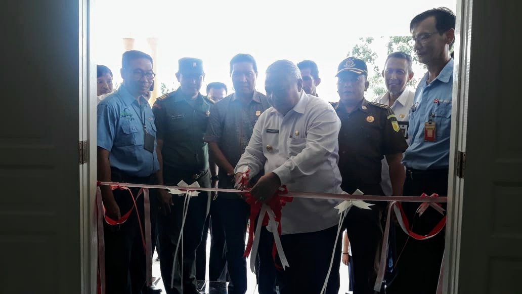 Resmikan Kantor Camat Pengabuan, Ini Pesan Bupati Tanjab Barat Kepada Aparatur Kecamatan