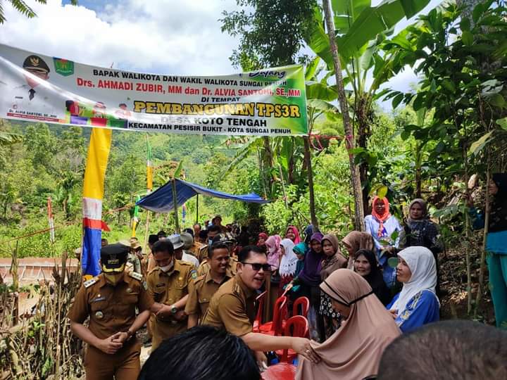Wako Ahmadi letakkan batu pertama pembanguann TPS 3R desa Koto Tengah