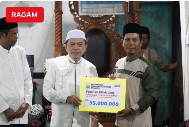 Gubernur Jambi Tarawih di Desa Malapari dan Serahkan Bantuan