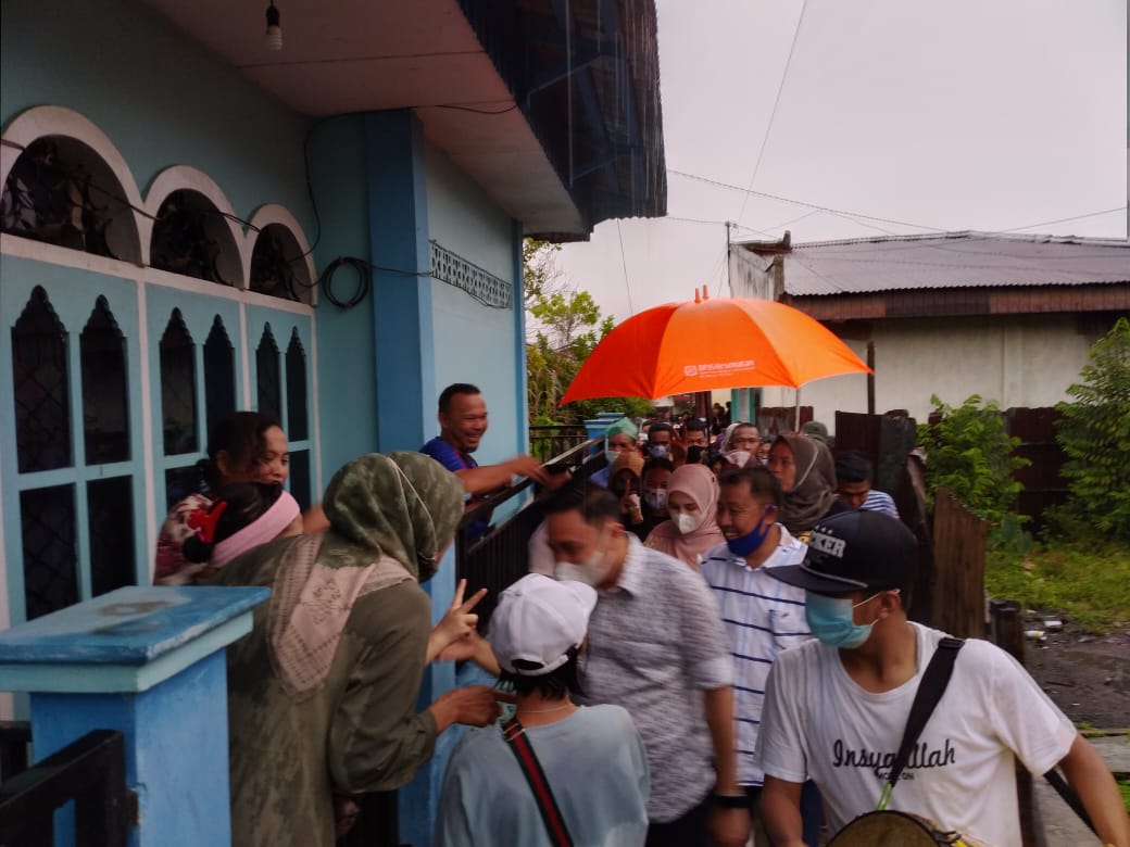 Meski Diguyur Hujan, Warga Desa Lawang Agung Tetap Antusias Sambut Kedatangan Fikar- Yos