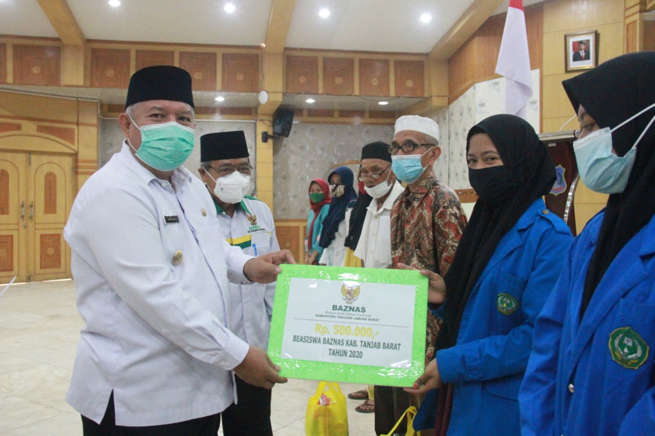 Bupati Safrial Serahkan Simbolis Zakat Konsumtif dan Beasiswa BAZNAS