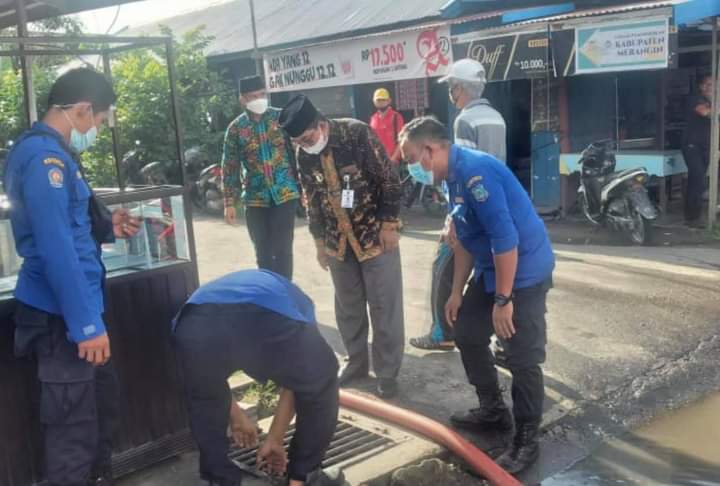 Genangan Air Ganggu Pengendara, Bupati UAS Minta OPD Terkait Lakukan Pembersihan