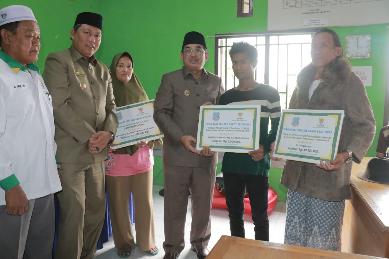 Bupati Serahkan Bantuan kepada Nelayan Sekaligus Launching Penyaluran Bantuan UMKM oleh Baznas Tanjab Barat