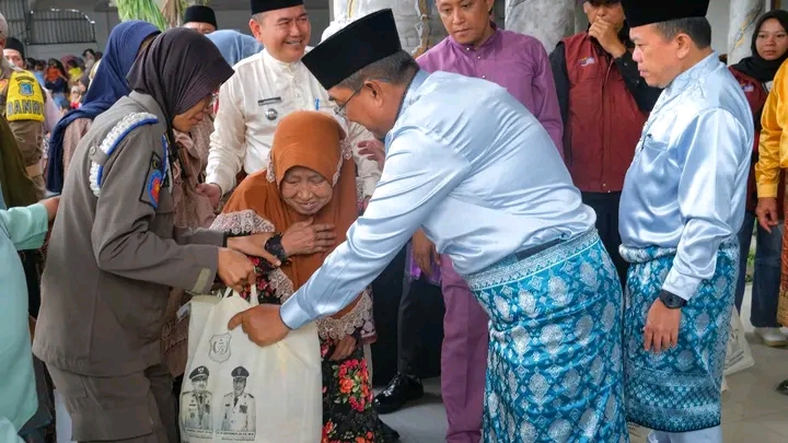 Tebar Kebaikan di Hari Jadi ke-60, Pemkab Tanjab Barat Salurkan Ribuan Paket Sembako