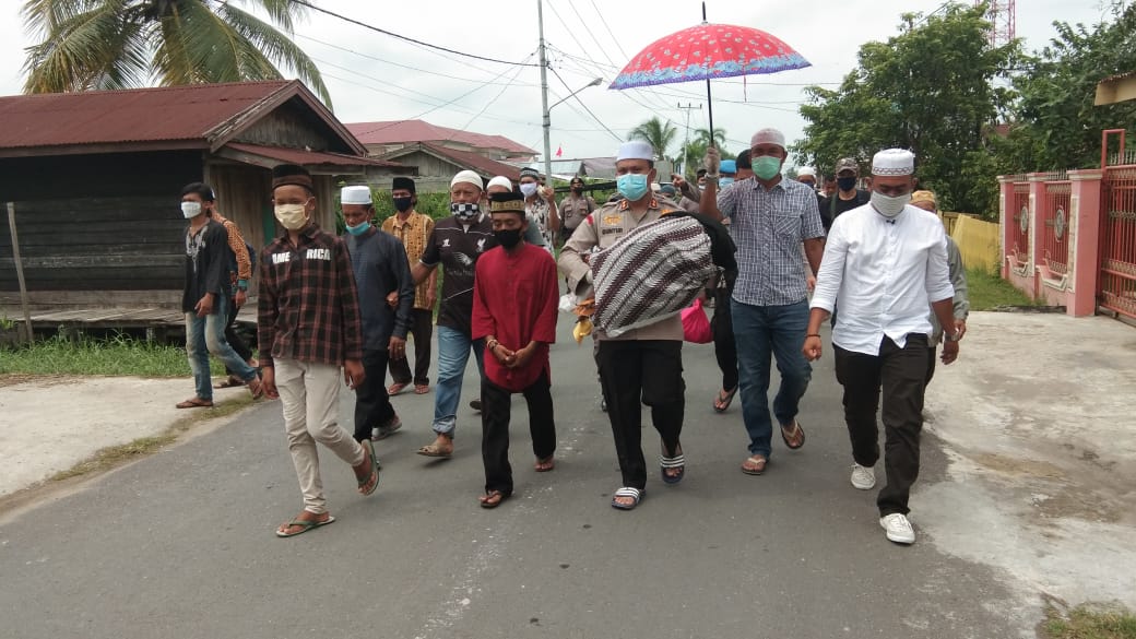 Menuju Kepemakaman, Jenazah Febri Digendong Langsung Oleh Kapolres Tanjab Barat