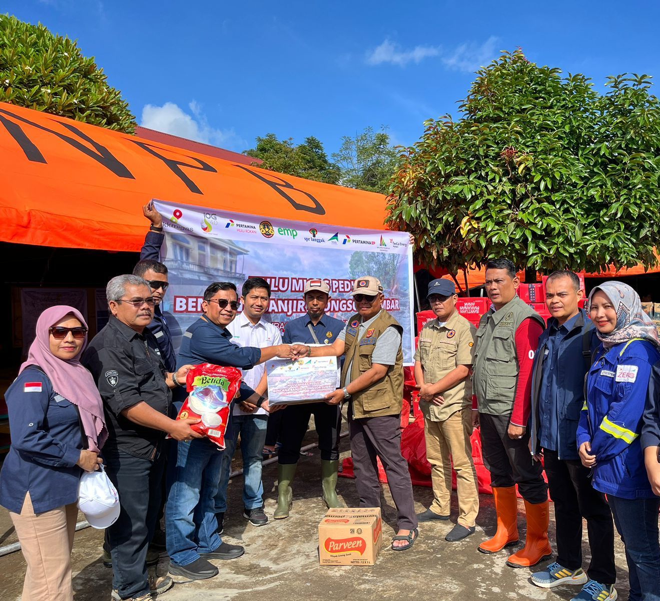 SKK Migas - KKKS Salurkan Bantuan Bencana Banjir - Longsor di Sumatera Barat