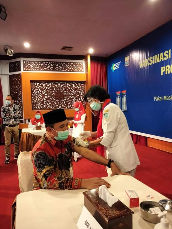 Pj Sekda Kerinci Terima Vaksin Kedua di Rumah Dinas Gubernur Jambi