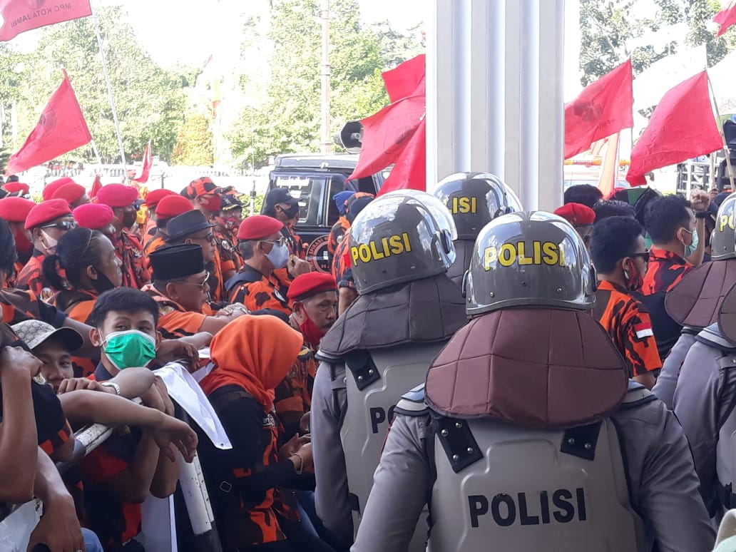 Tolak RUU HIP, Ratusan Massa Geruduk Gedung DPRD Provinsi Jambi