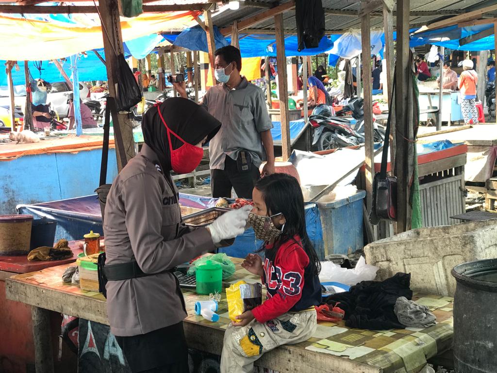 Tim Pelangi Polwan Gelar Bakti Sosial Sambut New Normal