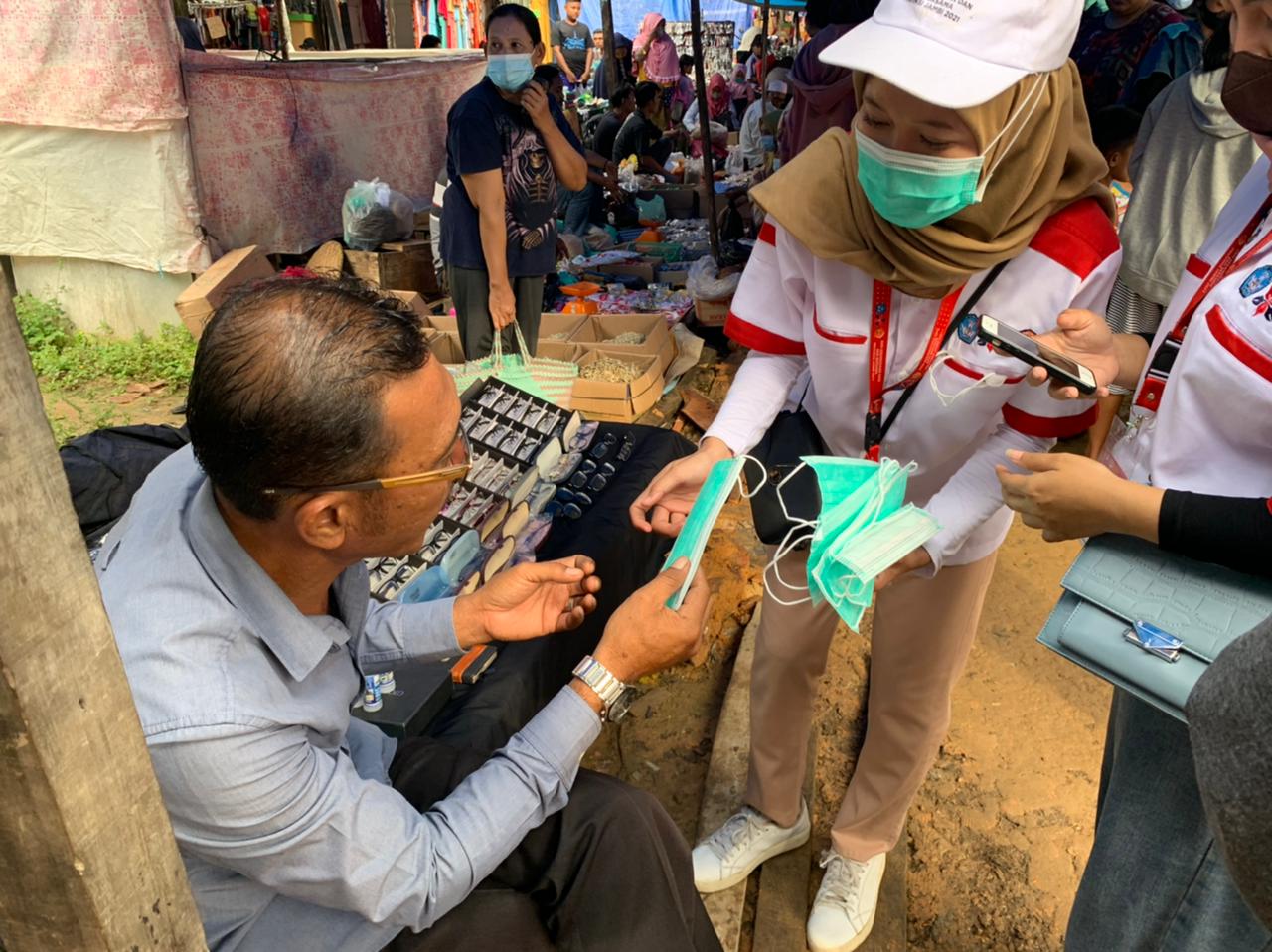 Mahasiswa KKN Kebangsaan Bersama BKS PTN Wilayah Barat Posko 1 Kelurahan Jambi Kecil Mengadakan Pembagian Masker