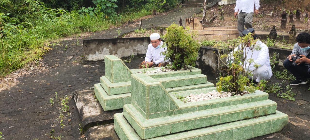 Haris Ziarah ke Makam Abdurahman Sayoeti Mantan Gubernur Jambi