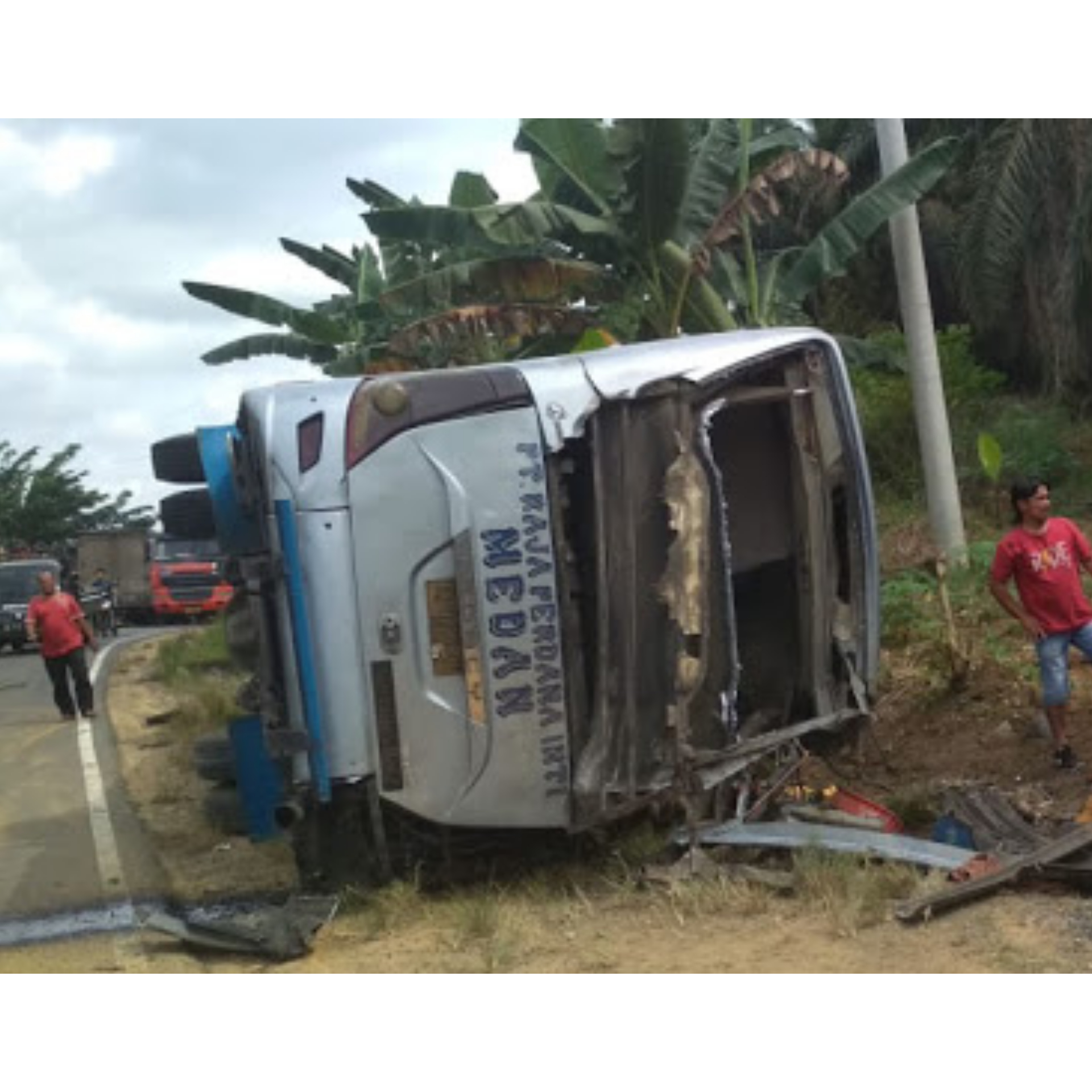 Bus Terbalik di Jalan Lintas Timur Muaro Jambi, Sejumlah Penumpang Luka- Luka