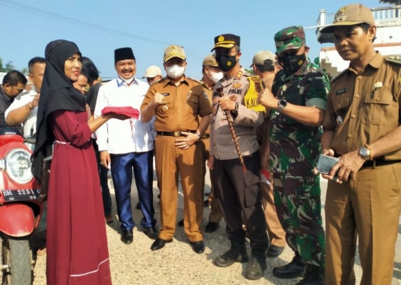 Sambut HUT RI Ke-77, PJ Bupati Sarolangun Bagikan Bendera Merah Putih Gratis